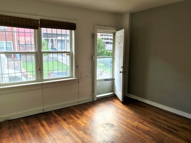 Building Photo - VERY NICELY DONE OAKLAND HOUSE AVAILABLE AUGUST 2026!