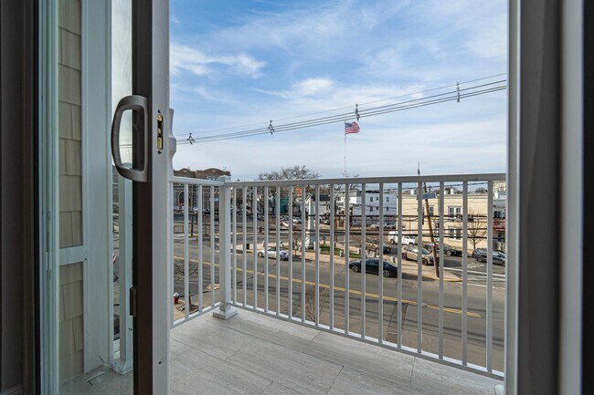 Building Photo - 40 E 5th St