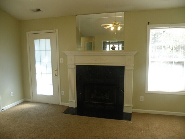 Building Photo - Great home in a desirable neighborhood!