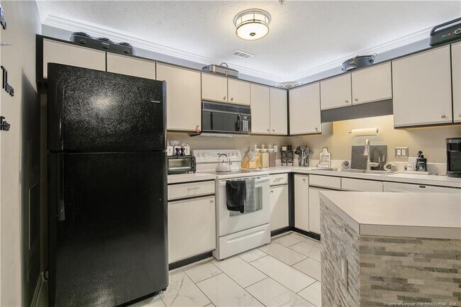 Building Photo - 2 Bedrooms 2 Bathrooms Condo