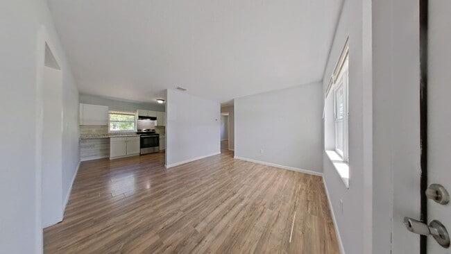 Building Photo - Cute Updated 2/1 with Bonus Room in Fort P...