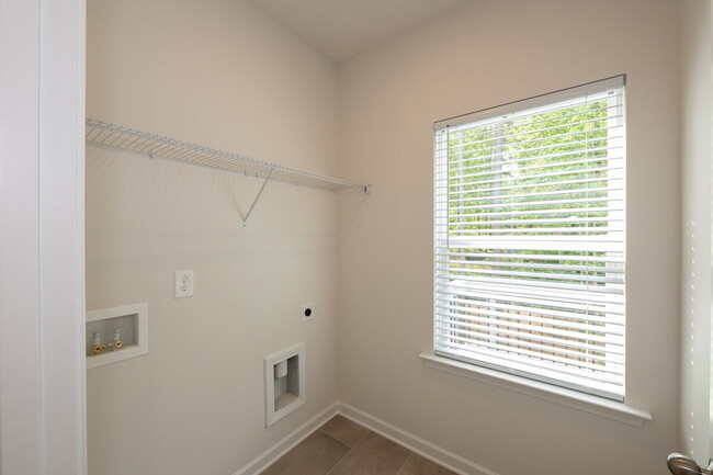 Building Photo - "Spacious 4-Bedroom Retreat with 3.5 Baths...