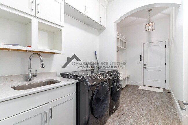 Building Photo - 6343 Wildwood Dr