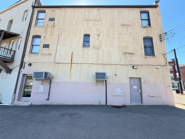Building Photo - 275 Main St