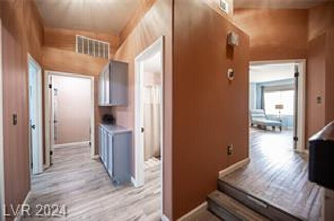 Building Photo - Gorgeous 3 Bedroom Remodeled Near Summerlin