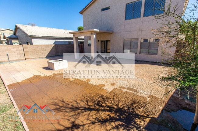 Building Photo - 484 E Cheyenne Rd