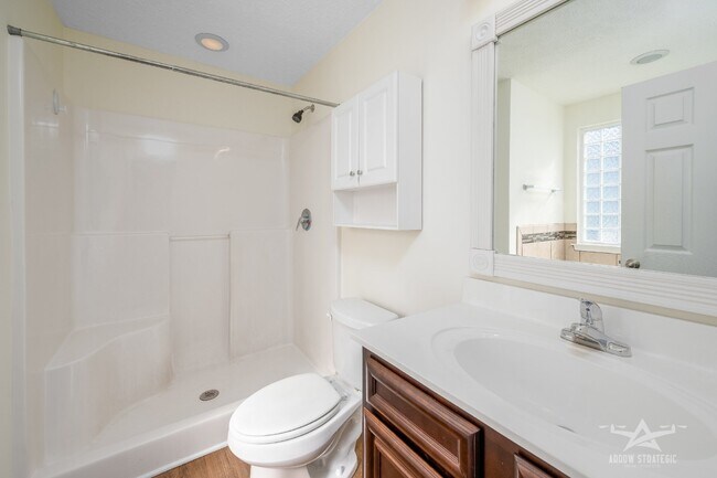 Building Photo - Split Floor Plan, Open and Bright
