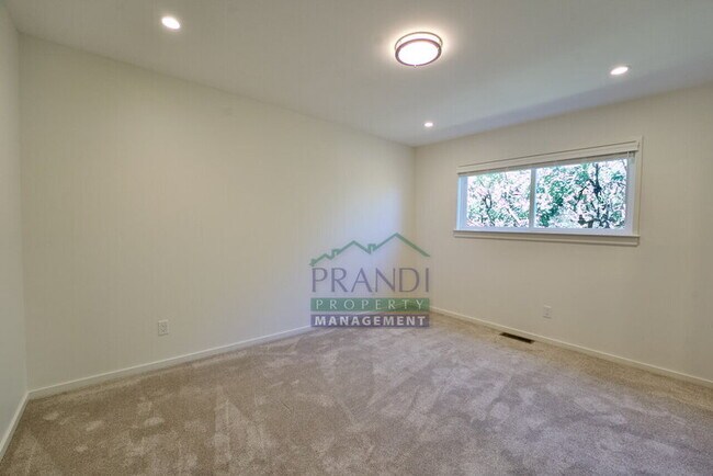 Building Photo - 45 Bayo Vista Way