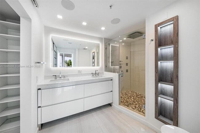 Building Photo - 7918 Harbor Island Dr