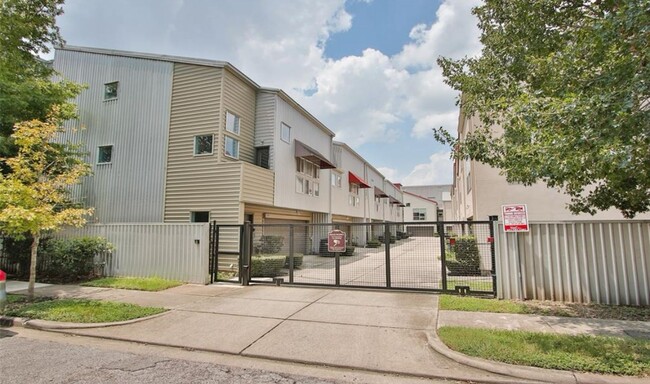 Building Photo - Modern 2/2 Townhome