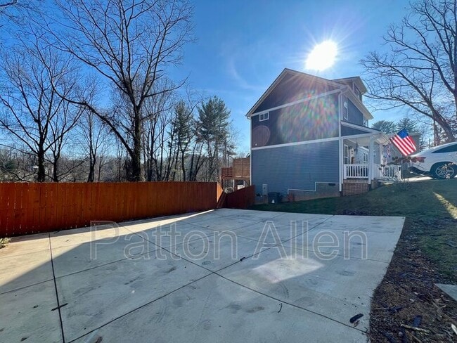 Building Photo - 125 Burton St