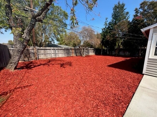 Building Photo - Spacious 2 bed 1bath home in the well desi...