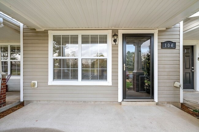 Building Photo - Large 2 Bedroom 2 1/2 Bath Dog Friendly Co...