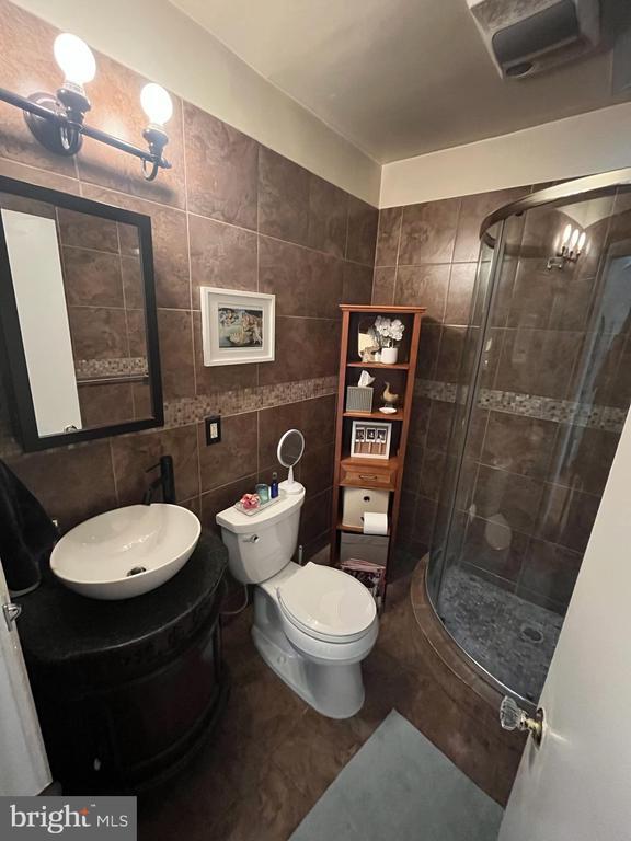 Building Photo - 717 Kearny St NE