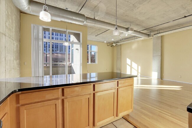 Building Photo - $2,350 - Urban 2 bed 2 bath Condo in Golde...