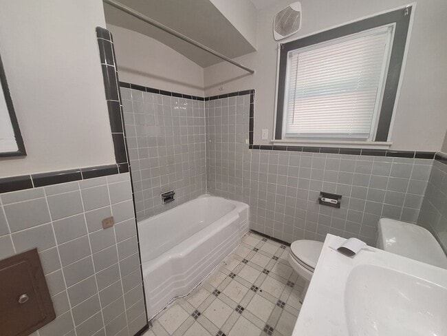 Building Photo - Come see your next home!!  3 bed, 2 bath i...