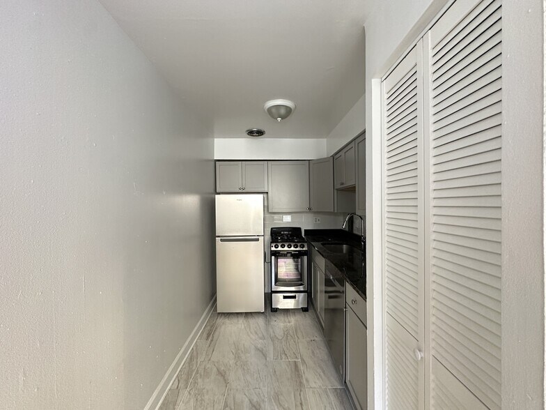 Building Photo - 1515 W Morse Ave