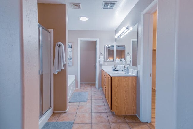 Building Photo - 1550 N Desert Willow St