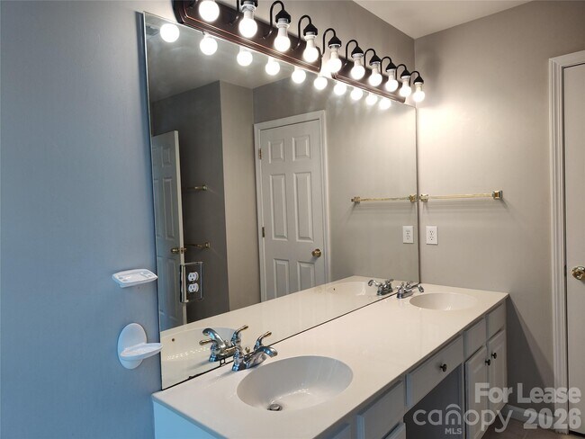 Building Photo - 4018 Manor House Dr