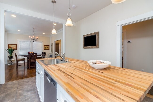 Building Photo - 418 E Myrtle St