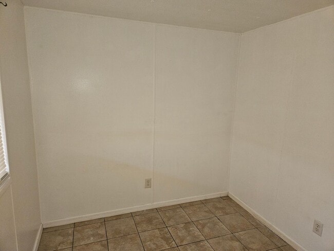 Building Photo - Cute and Clean 2 bed/1 Bath in central BHC