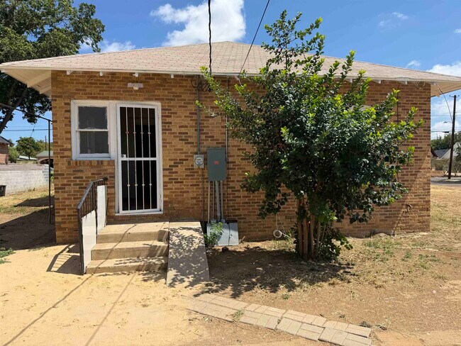 Building Photo - 1319 Mier St