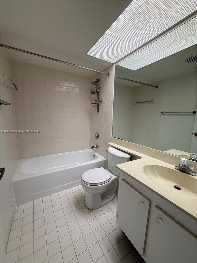 Building Photo - 2646 SE 19th Ct