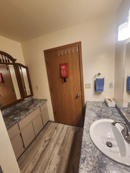 Upstairs bathroom, has extra mirror area to get ready! - 1810 Briarwood Ct