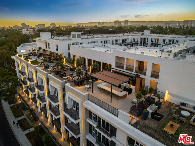 Building Photo - 2455 Overland Ave