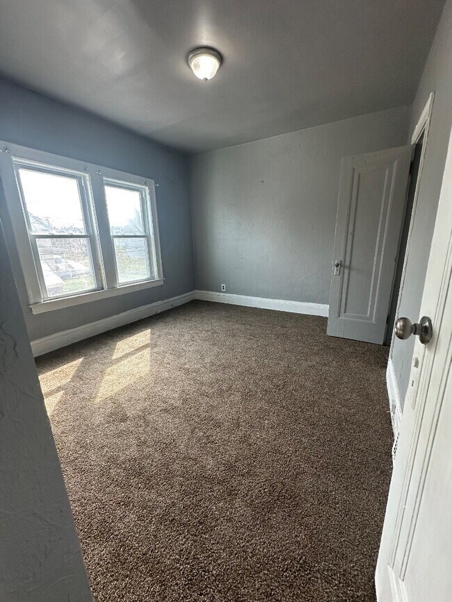 Building Photo - Renovated 2 Bedroom Apartment with Classic Character & Spacious Layout