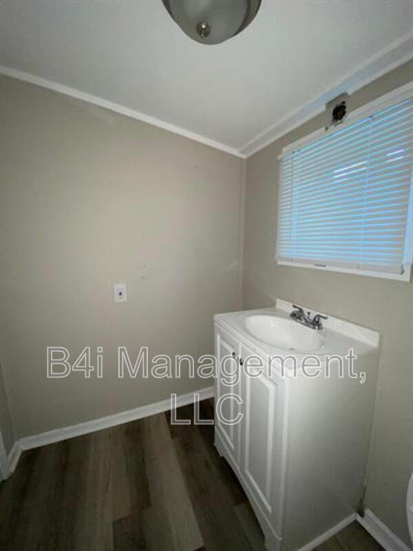 Building Photo - 108-108 De Groat St