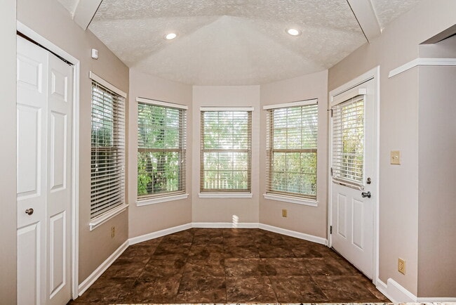 Building Photo - 2043 Glendora Dr