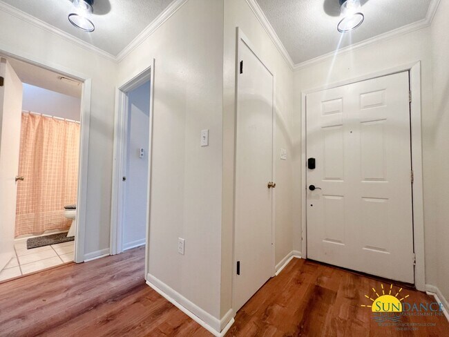 Building Photo - Centrally located and renovated Fort Walto...