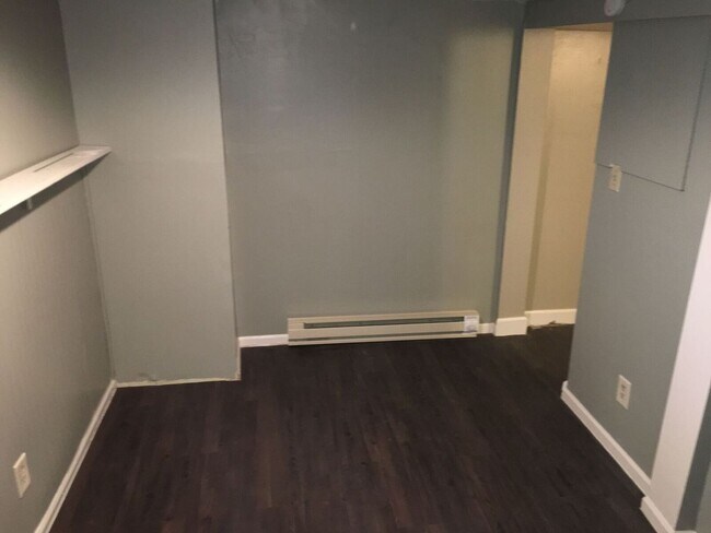 Building Photo - AVAILABLE SEPTEMBER 1st - 1 Bed 1 Bath Efficiency Apt across from Portland Square Park