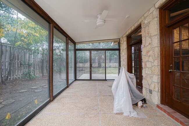 Building Photo - Luxury 4-Bedroom Home with 3,400+ Sq Ft in Prime San Antonio Location