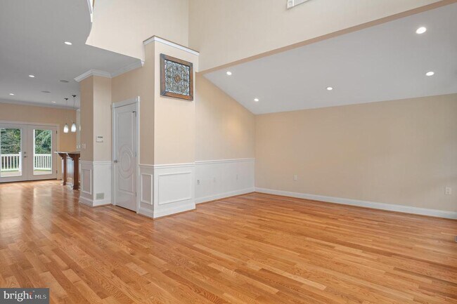 Building Photo - 5905 Lone Oak Dr