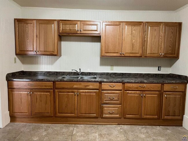 Building Photo - **Available Immediately** 4 bedroom / 1 bath home located near Washburn University