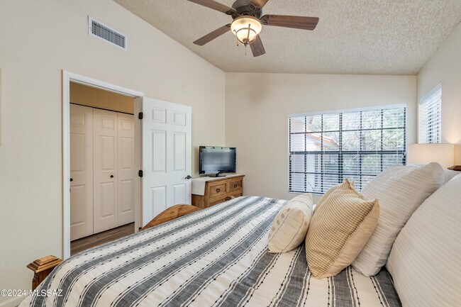 Building Photo - 6441 N Tierra De Las Catalinas