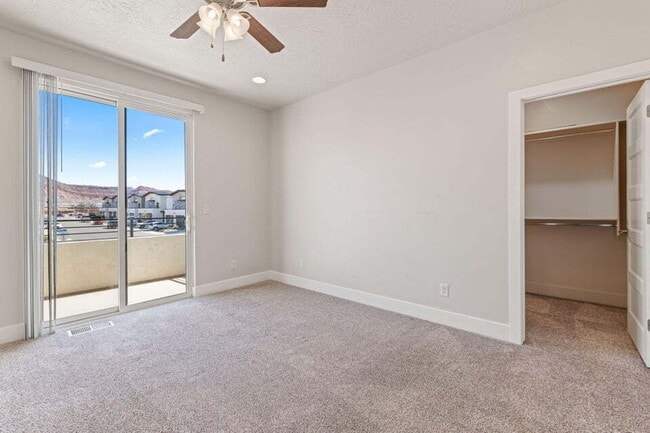 Building Photo - "Spacious 3-Bedroom Townhouse Retreat with...