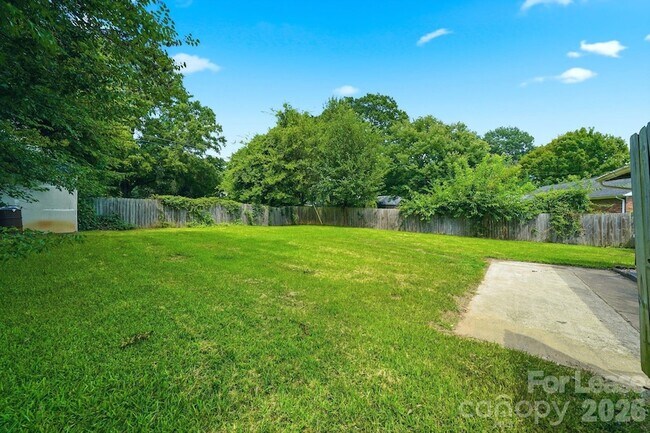 Building Photo - 4815 Carriage Dr Cir