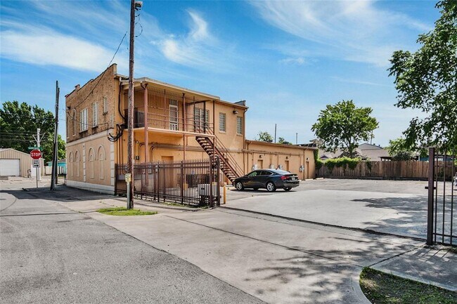 Building Photo - 5208 Harrisburg Blvd