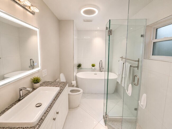 Building Photo - 327 Lancaster St