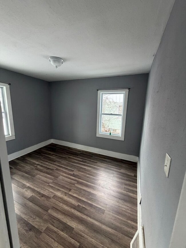 Building Photo - 3 bedroom Home Lower credit scores accepted with proof of income!!