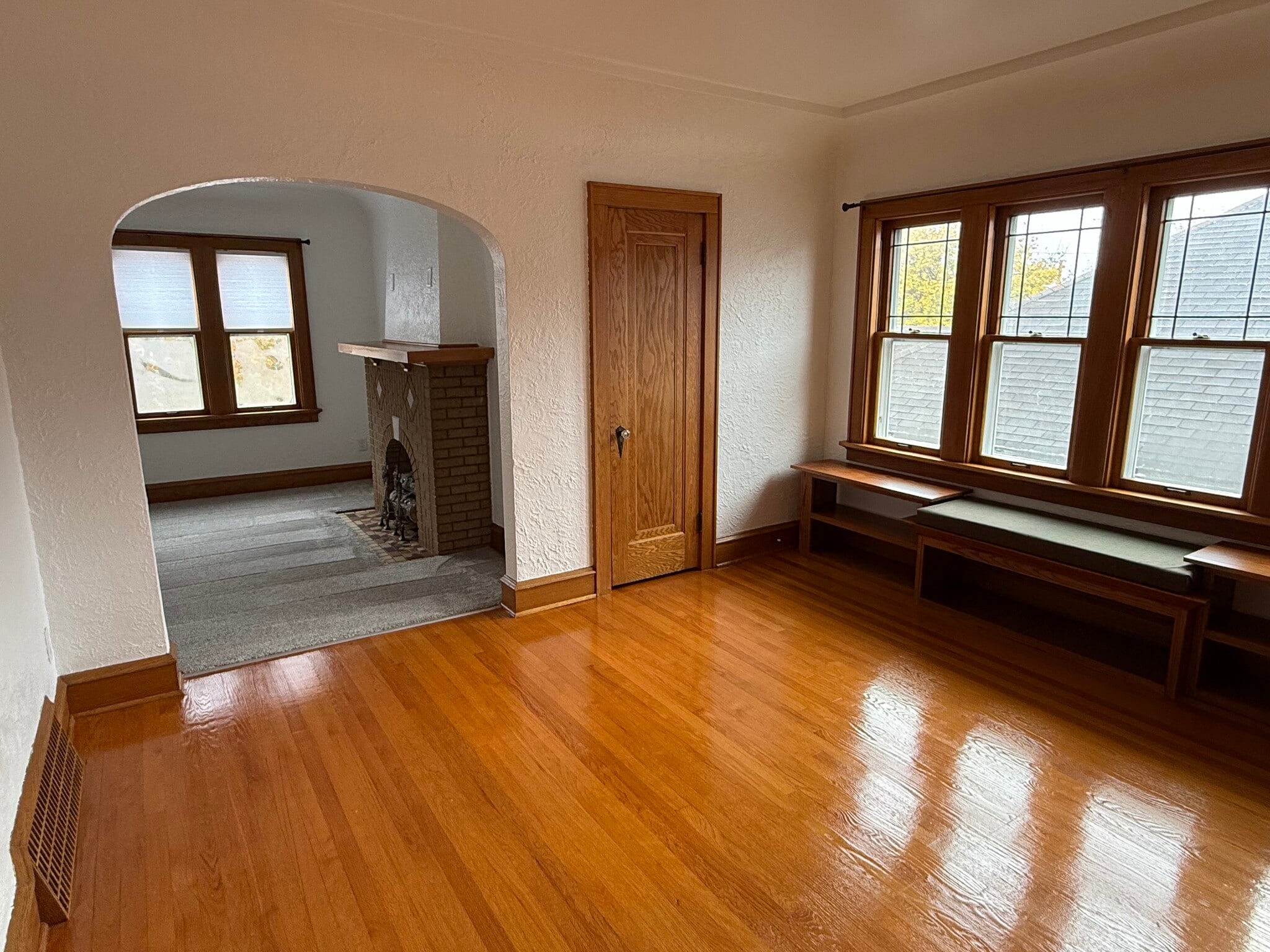 Dining room, arched entryway to living - 3031 S 44th St