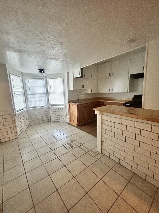 Building Photo - 1404 Callahan St