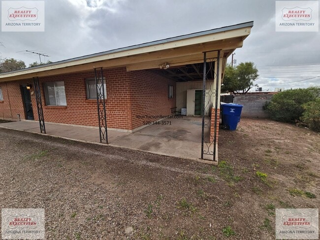 Building Photo - Grant & Silverbell Rd 3/1.5 with A/C