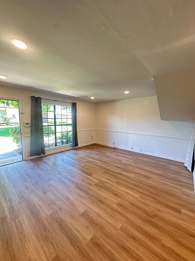 Building Photo - 230 Regency Ct
