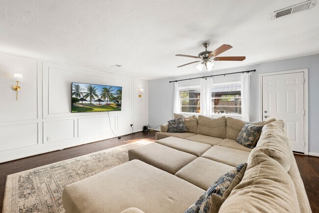 Building Photo - 6019 Cartagena St