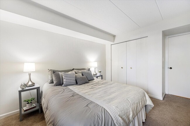 Building Photo - 100 W Butterfield Rd