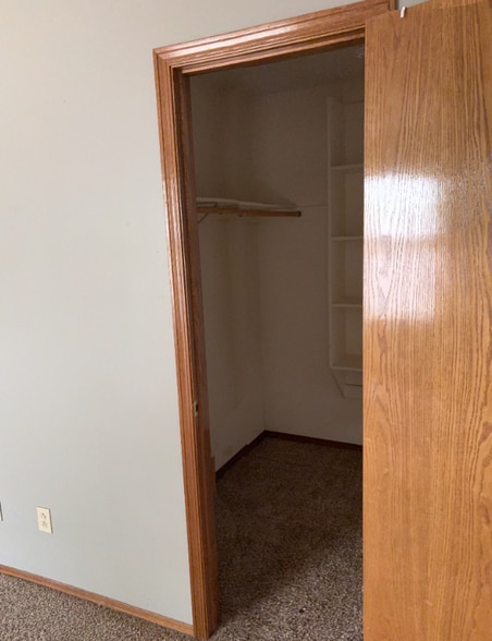 Building Photo - 405 Valley View